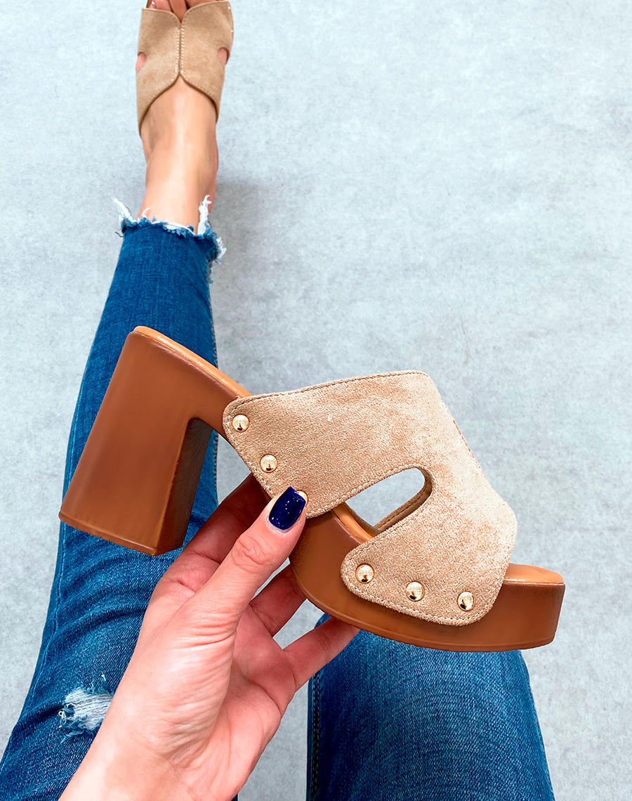 Mules sabots taupe en suédine à talons carrés et à détails dorés pour femme