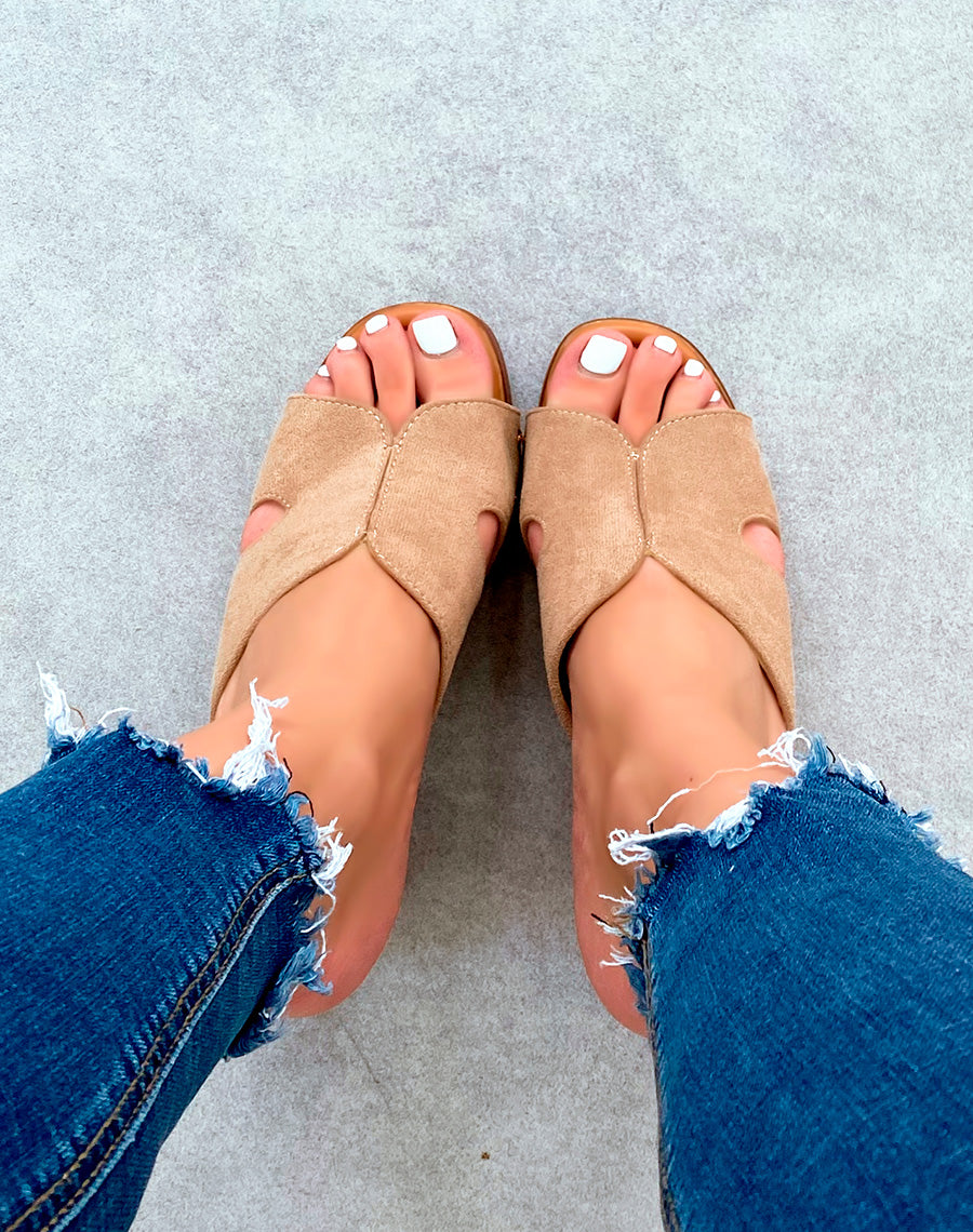 Mules sabots taupe en suédine à talons carrés et à détails dorés pour femme