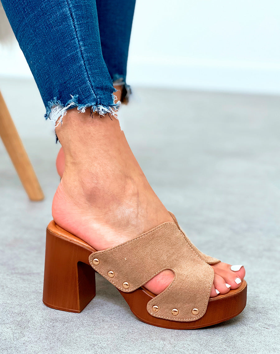 Mules sabots taupe en suédine à talons carrés et à détails dorés pour femme