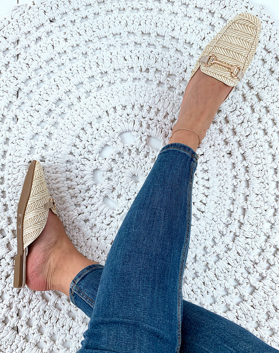 Mules style mocassins en osier beiges