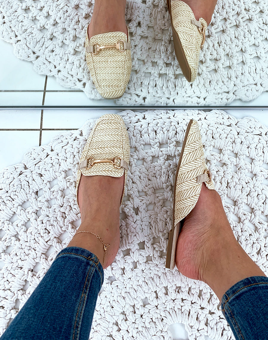 Mules style mocassins en osier beiges