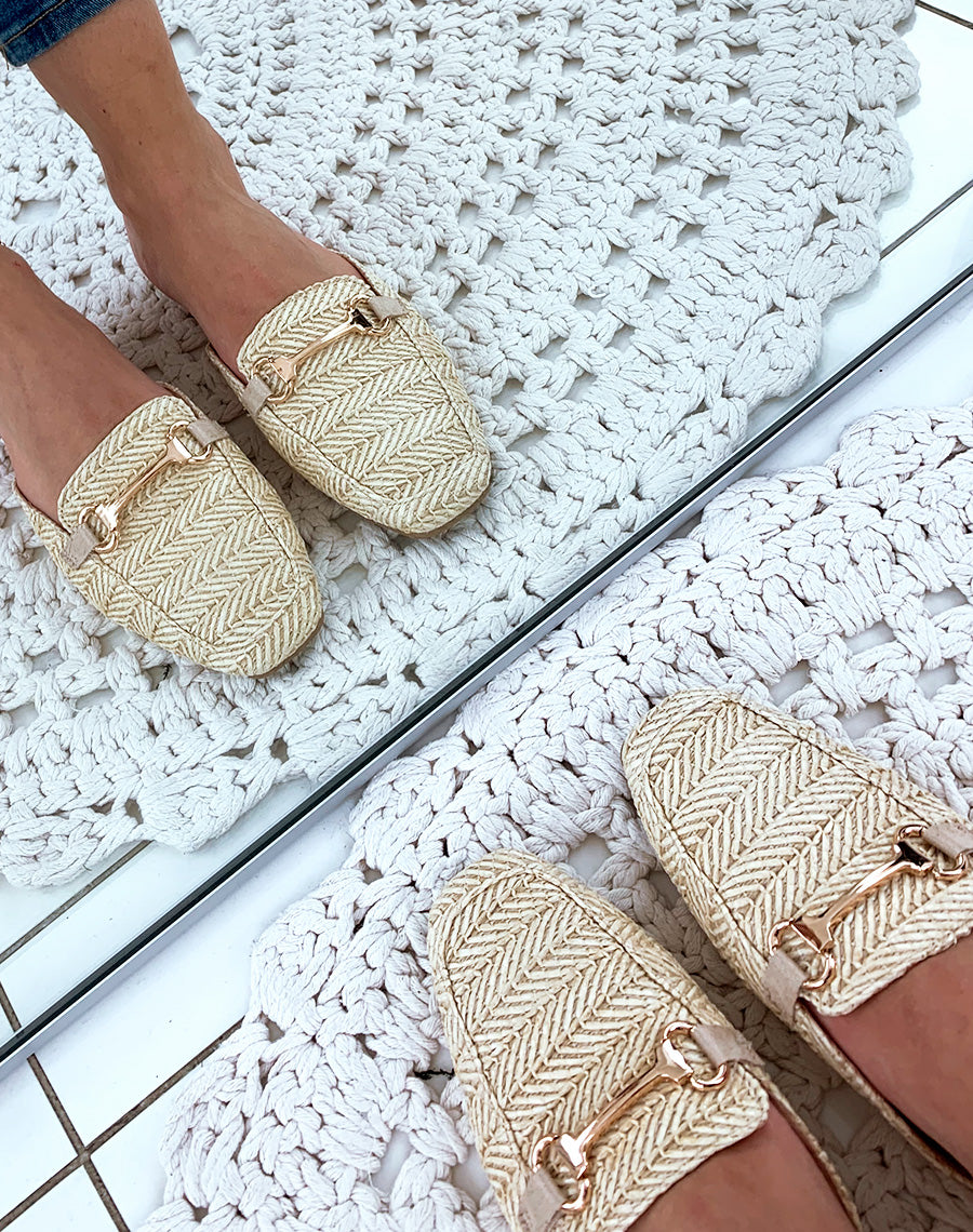 Mules style mocassins en osier beiges