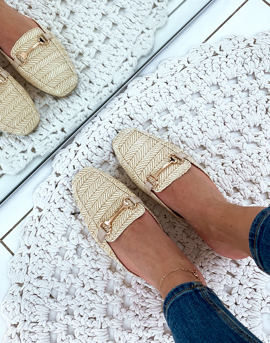 Mules style mocassins en osier beiges
