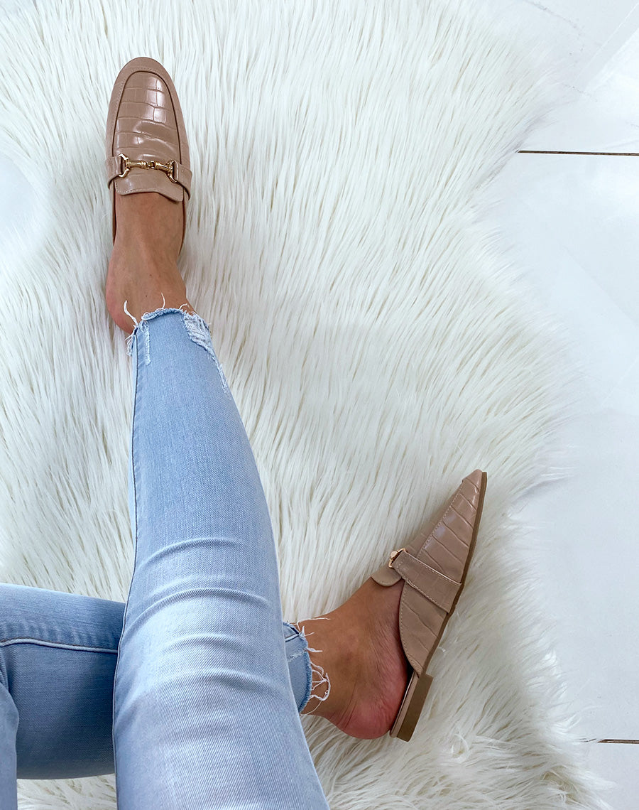 Mules styles mocassins beiges croco à brides