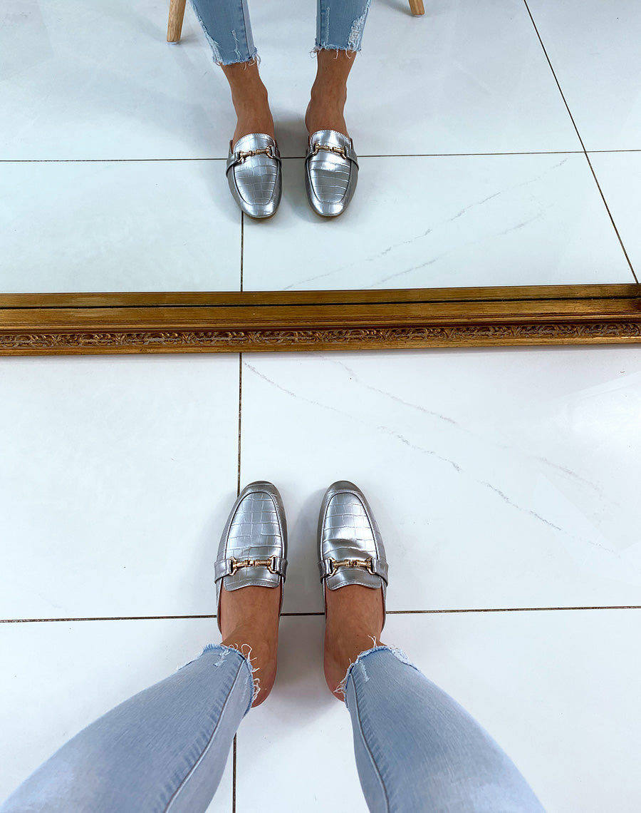 Mules styles mocassins silver croco à brides
