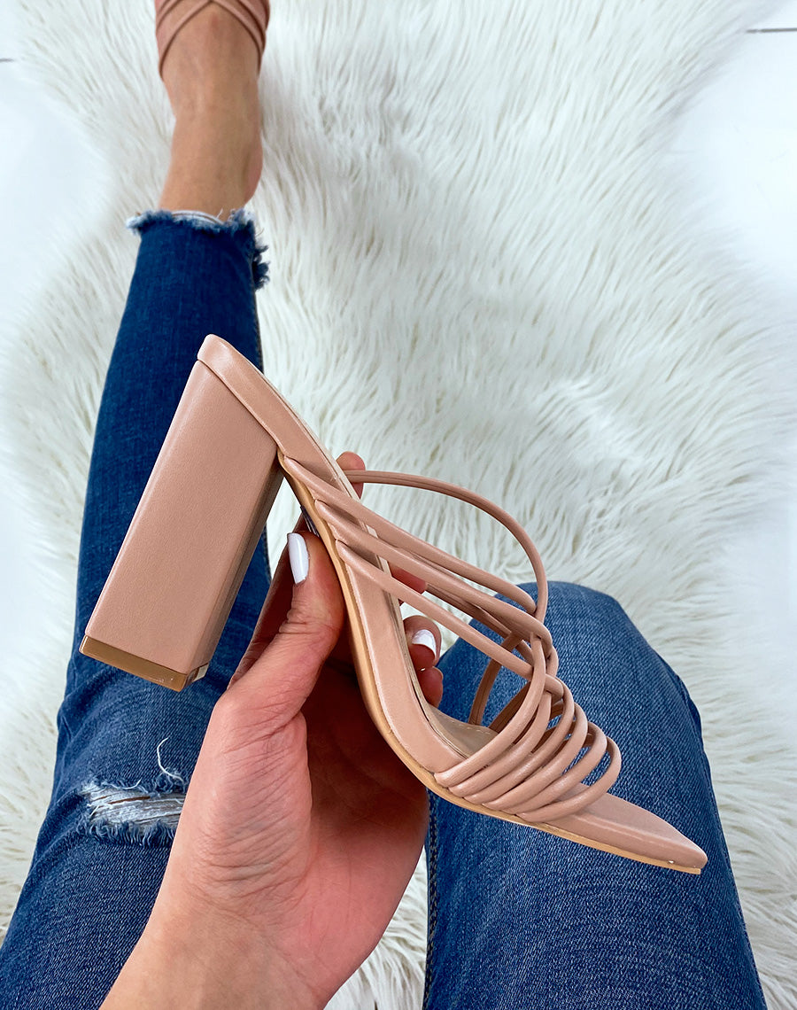 Mules à talon beige poudré à brides entrecroisées