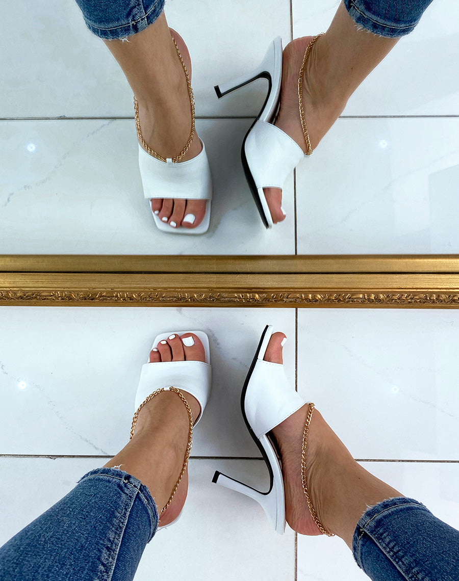 Mules à talon blanc et à chaîne dorée