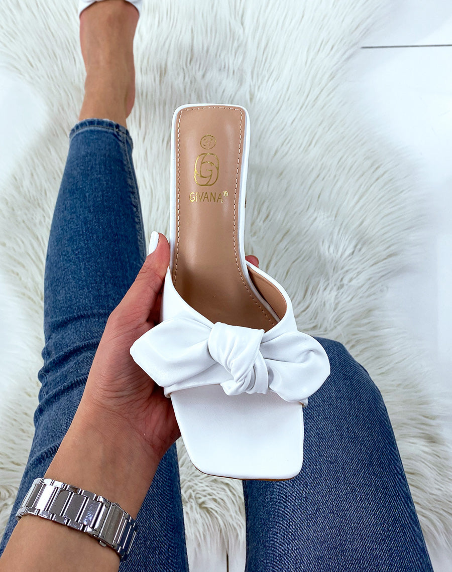 Mules à talon et à noeud blanc