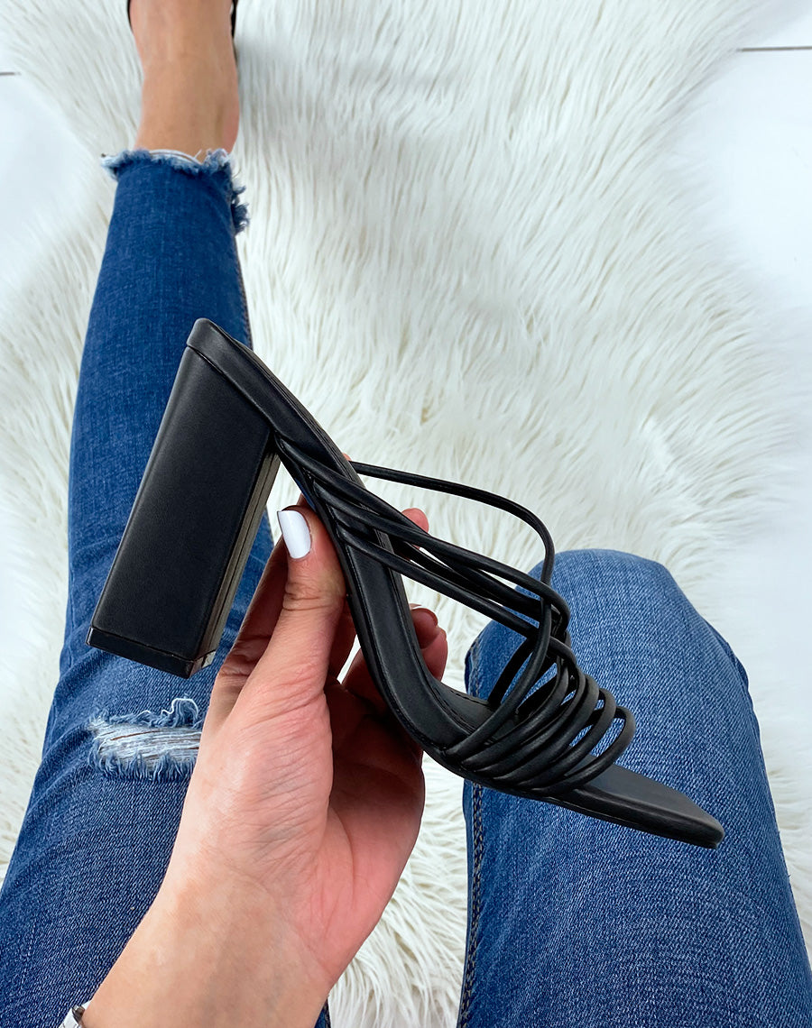 Mules à talon noires à brides entrecroisées
