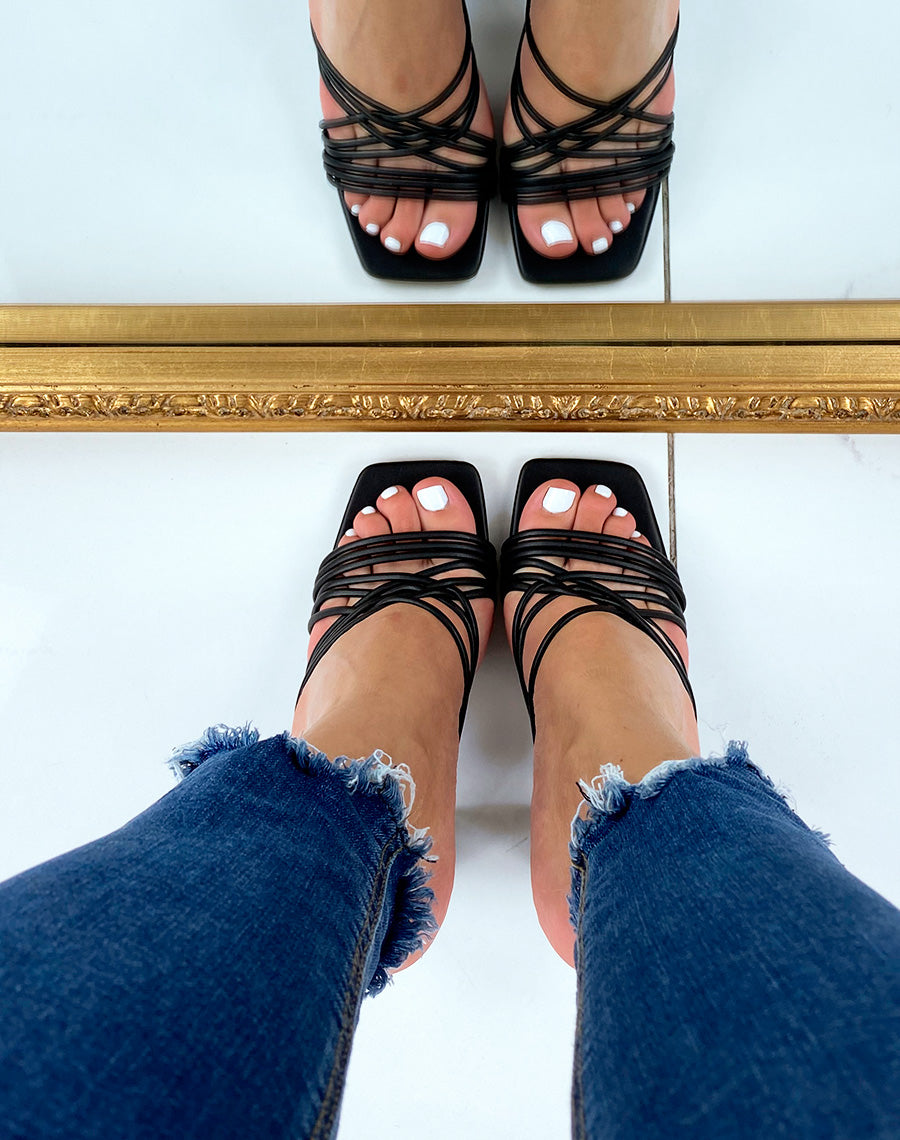 Mules à talon noires à brides entrecroisées