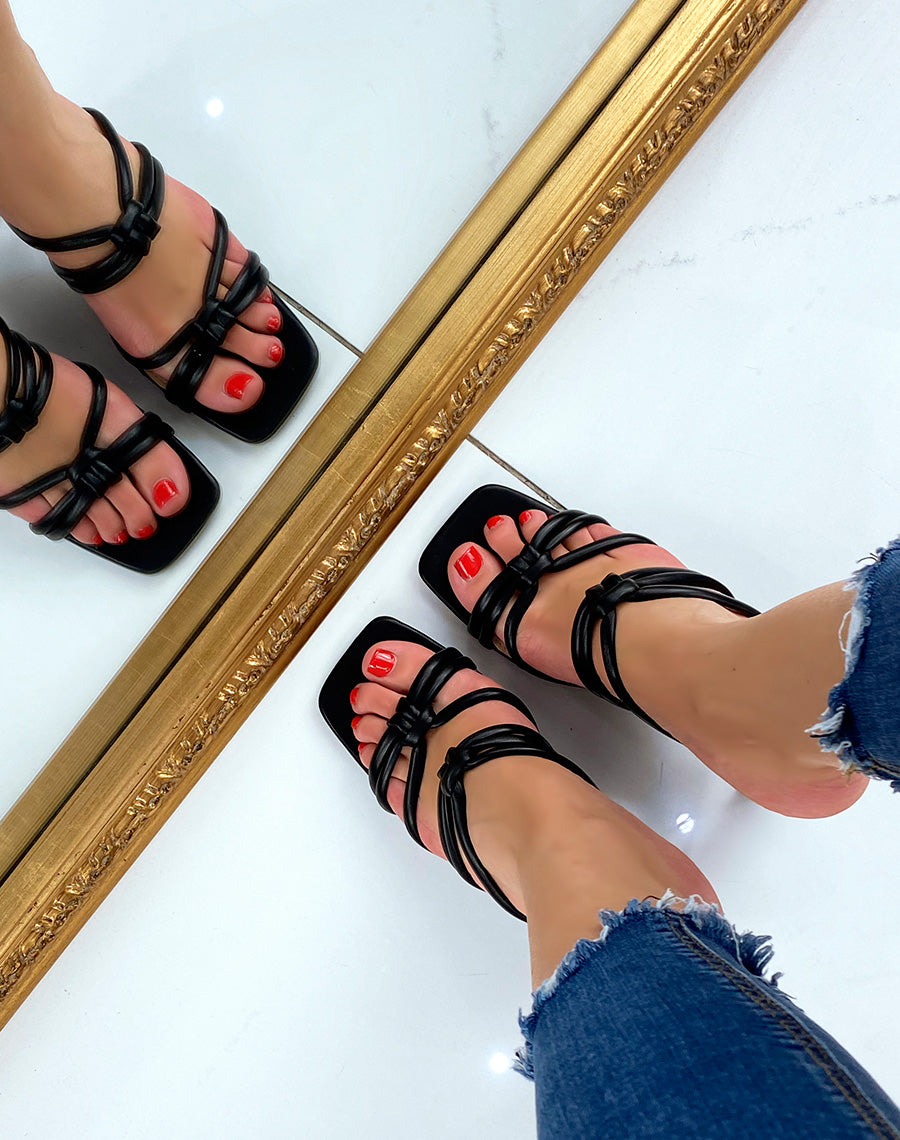 Mules à talon noires et multiples brides nouées