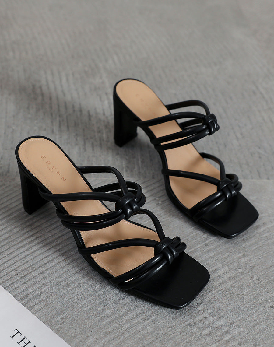 Mules à talon noires et multiples brides nouées