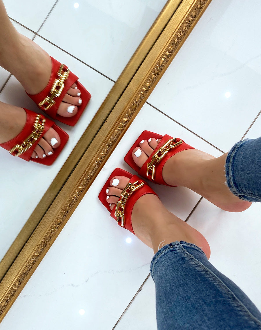 Mules à talon rouges à chaîne dorée