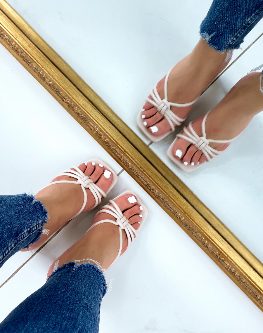 Mules à talons beiges à brides entrecroisées