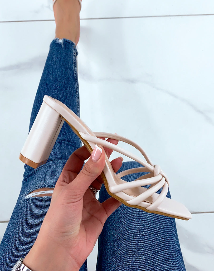 Mules à talons beiges à brides entrecroisées