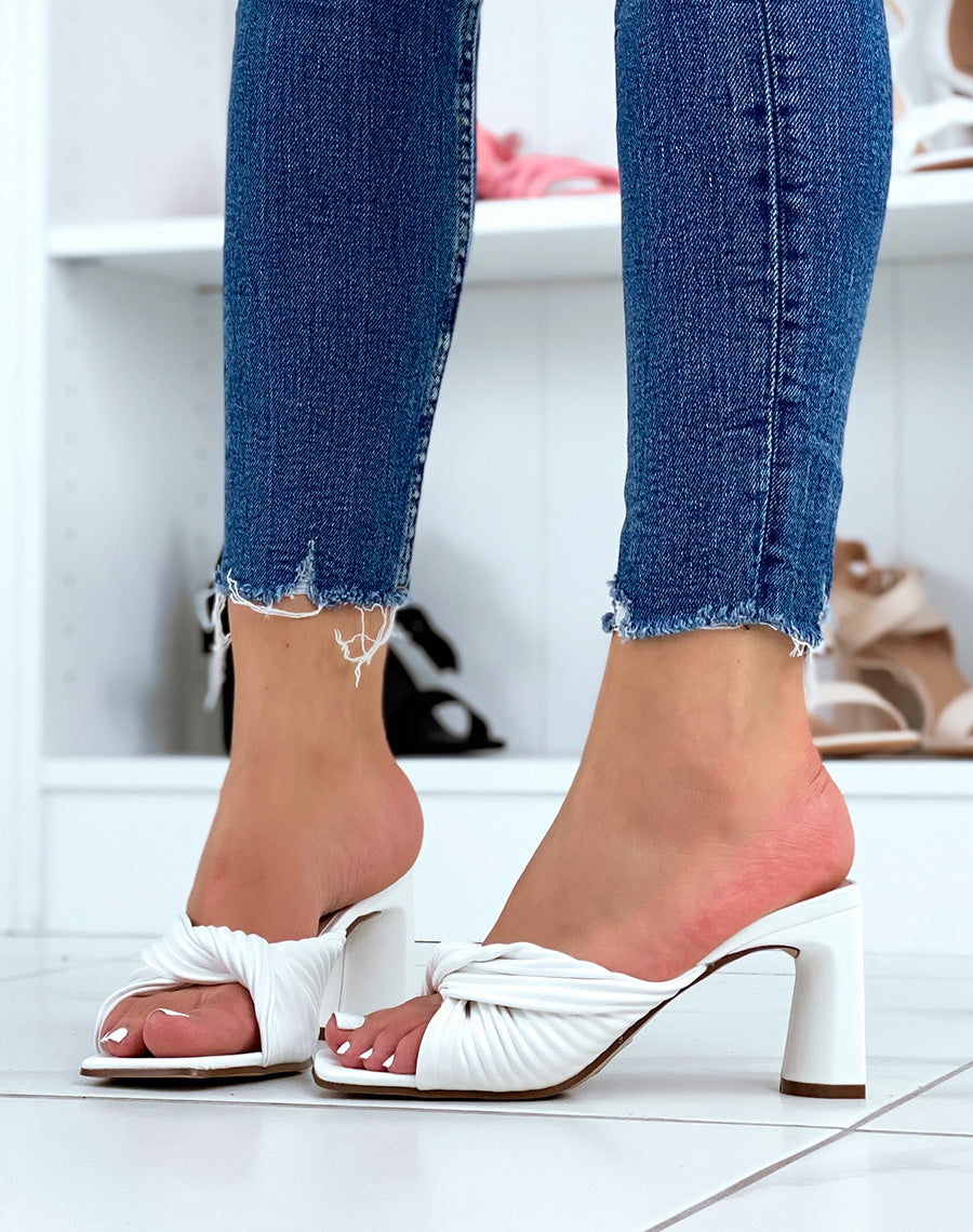 Mules à talons blanches avec une bride épaisse nouée