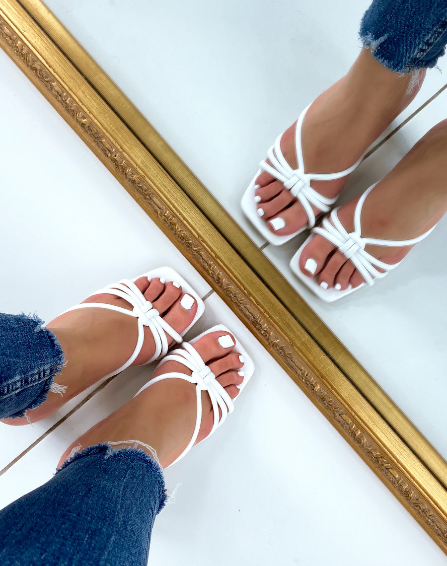 Mules à talons blanches à brides entrecroisées