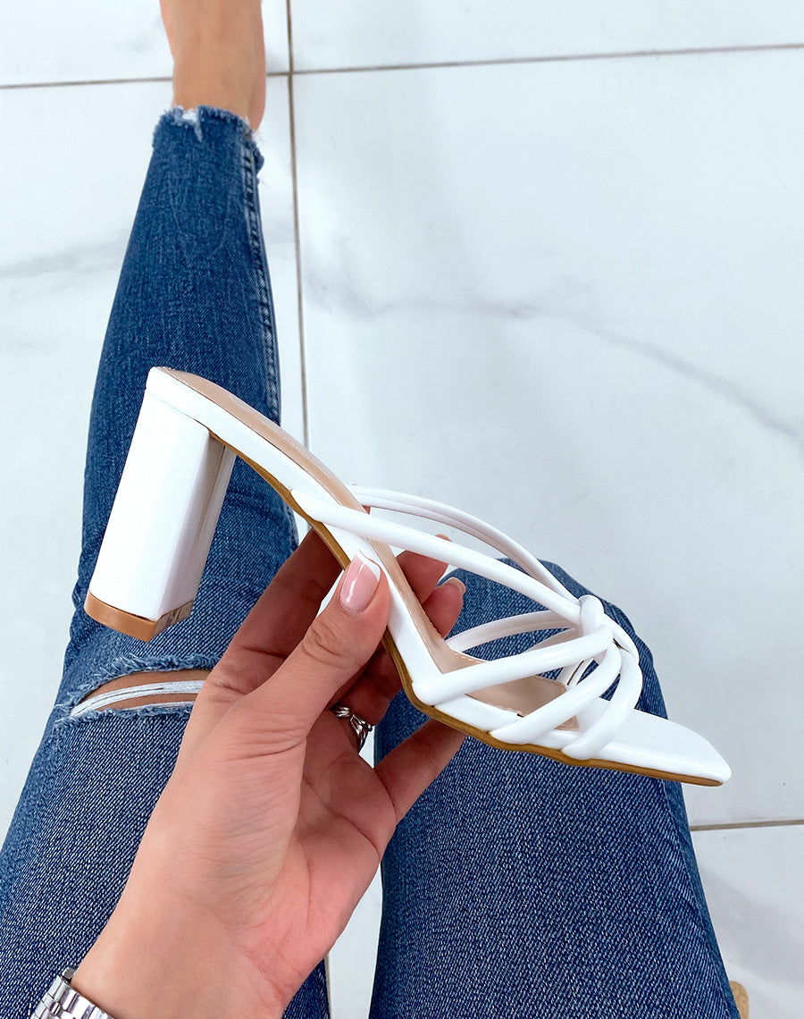 Mules à talons blanches à brides entrecroisées