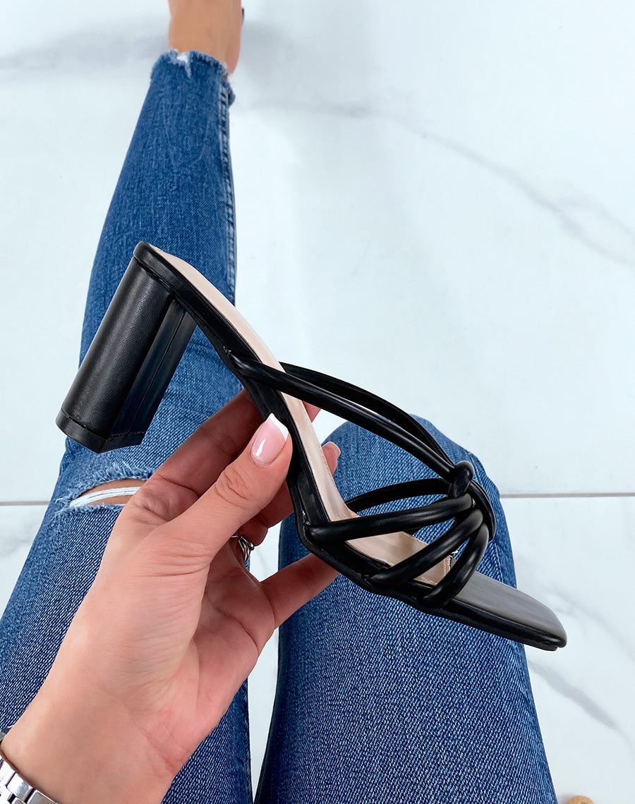 Mules à talons noires à brides entrecroisées