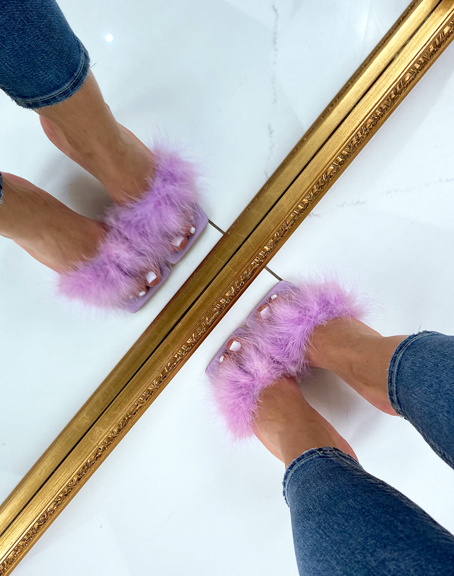 Mules à talons violet pastel à plumes