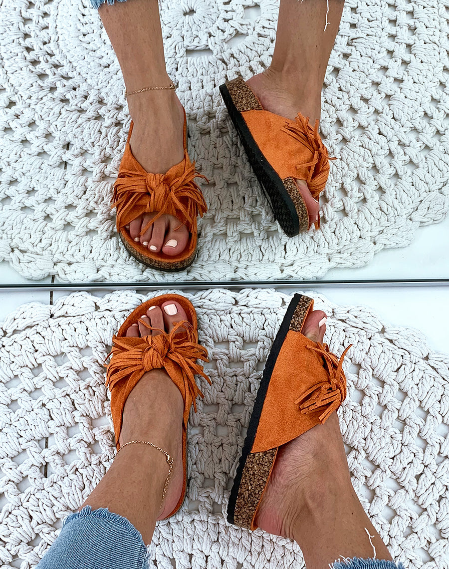Mules une suédine oranges à larges brides en nœud et à franges