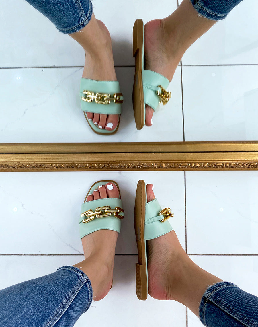 Mules vert pastel à chaîne dorée