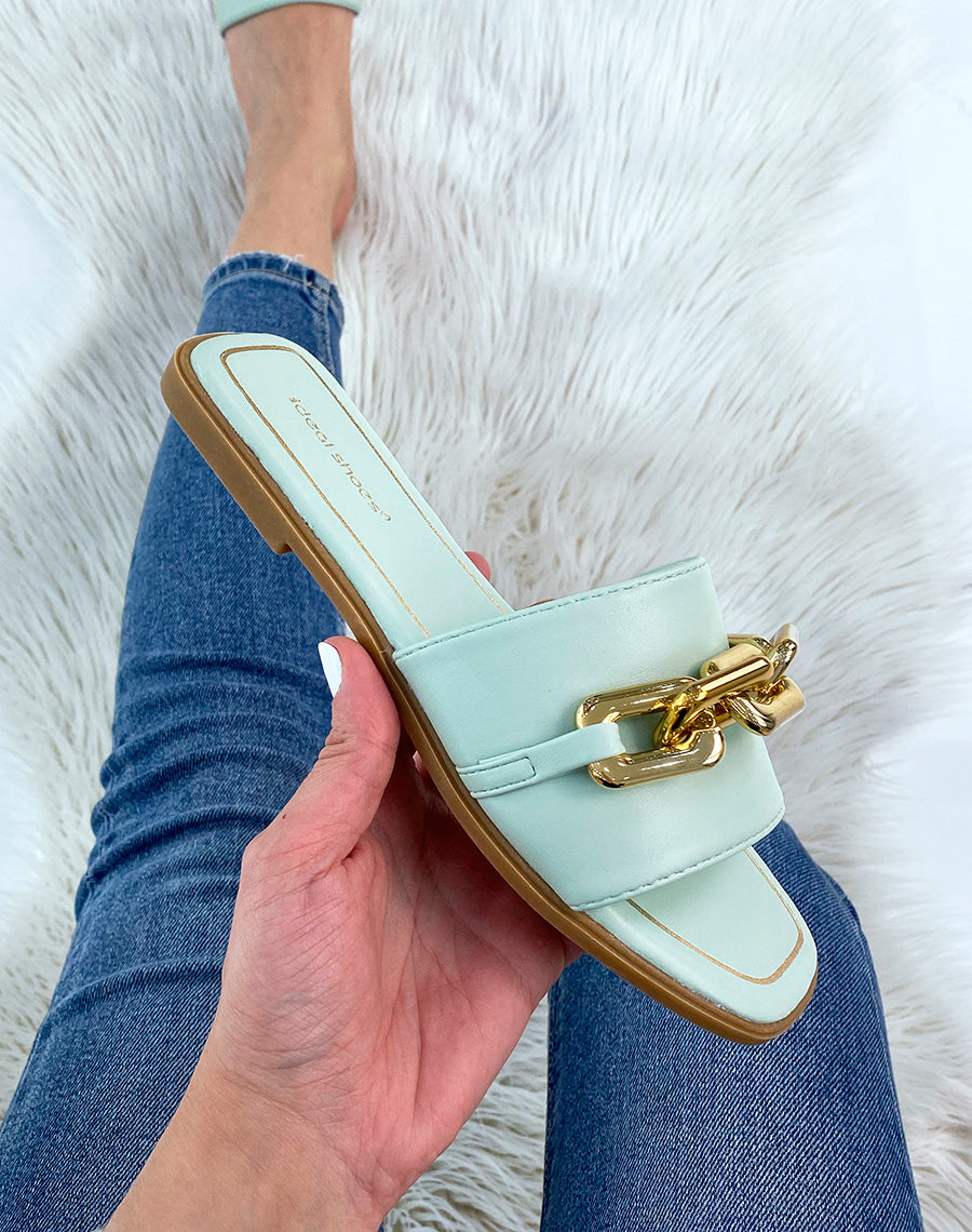 Mules vert pastel à chaîne dorée