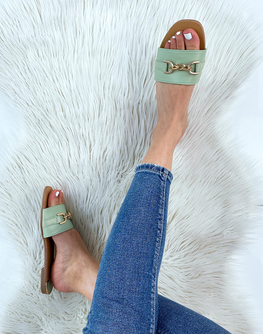 Mules vert pastel à large bride à détail doré