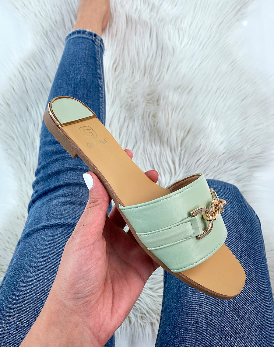 Mules vert pastel à large bride à détail doré