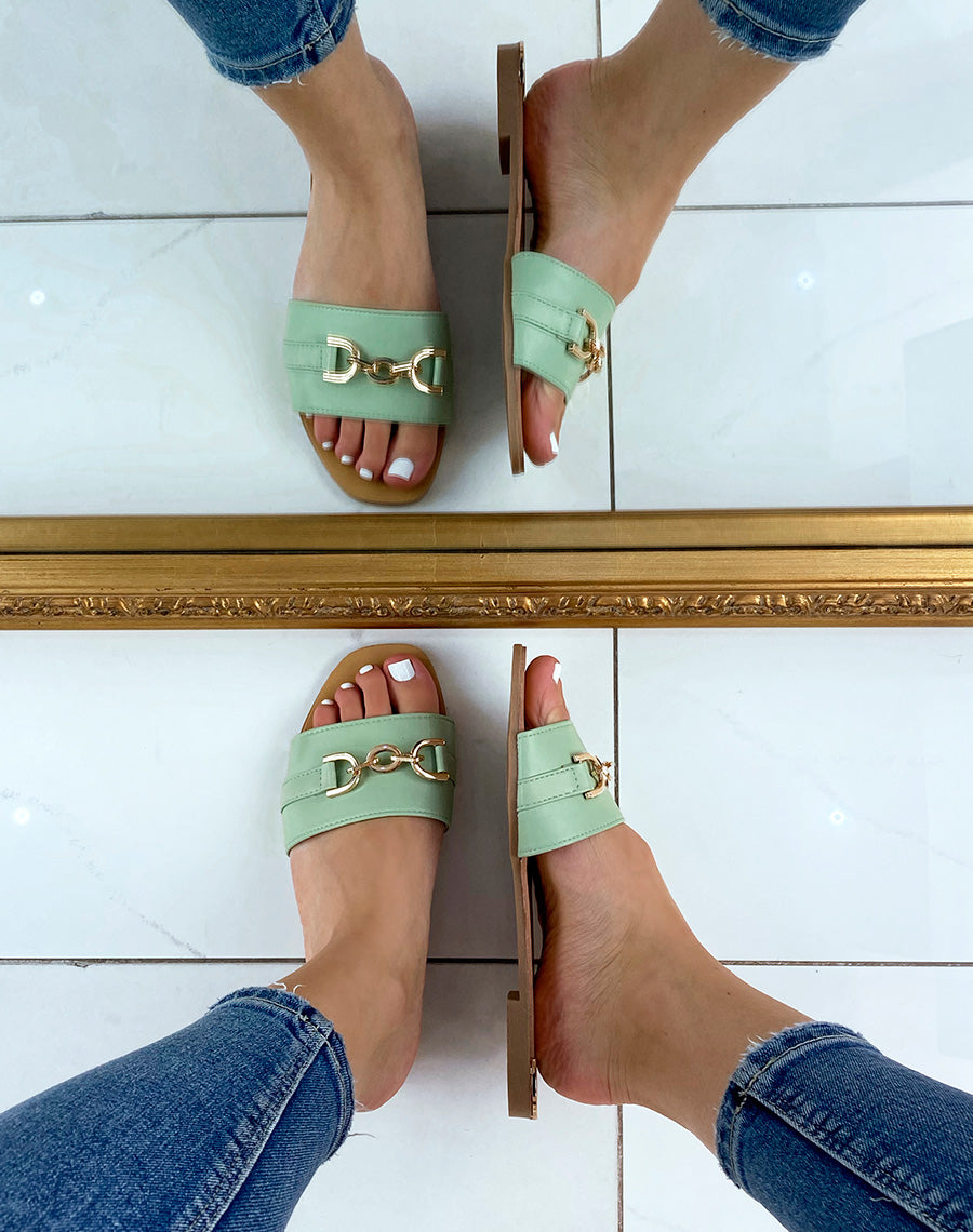 Mules vert pastel à large bride à détail doré