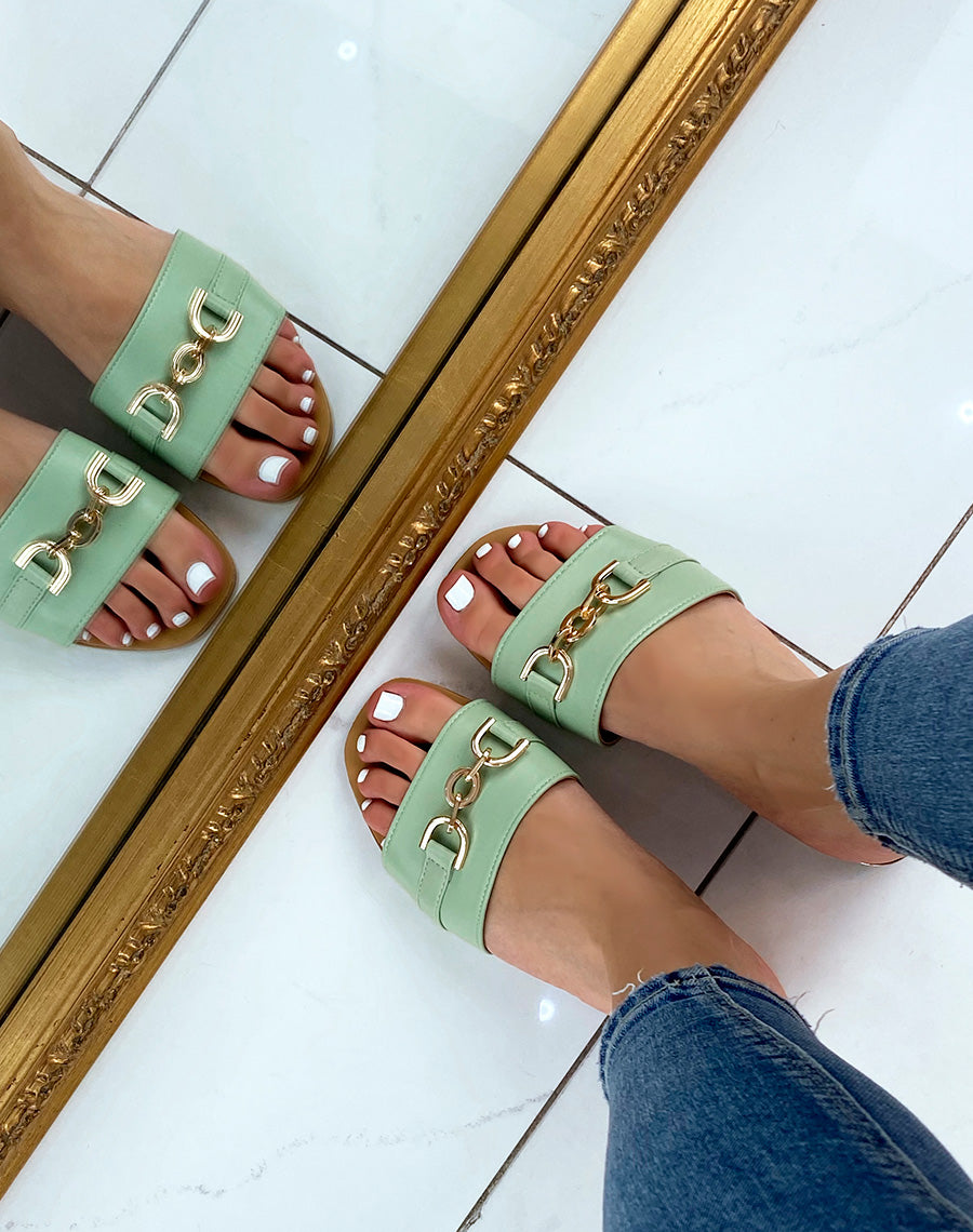 Mules vert pastel à large bride à détail doré