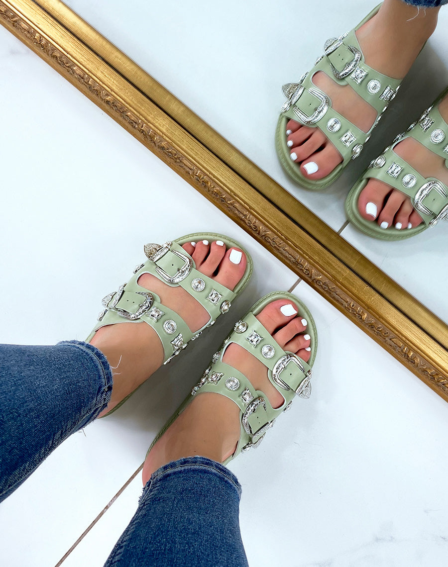 Mules vertes à double brides à bijoux argentés