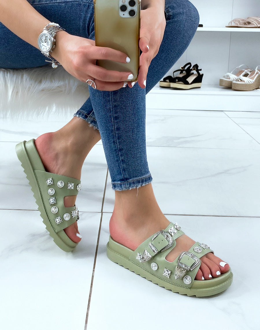 Mules vertes à double brides à bijoux argentés