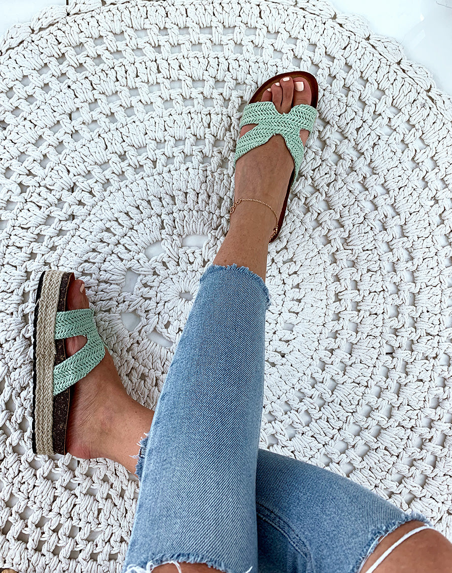 Mules vertes en raphia tressé