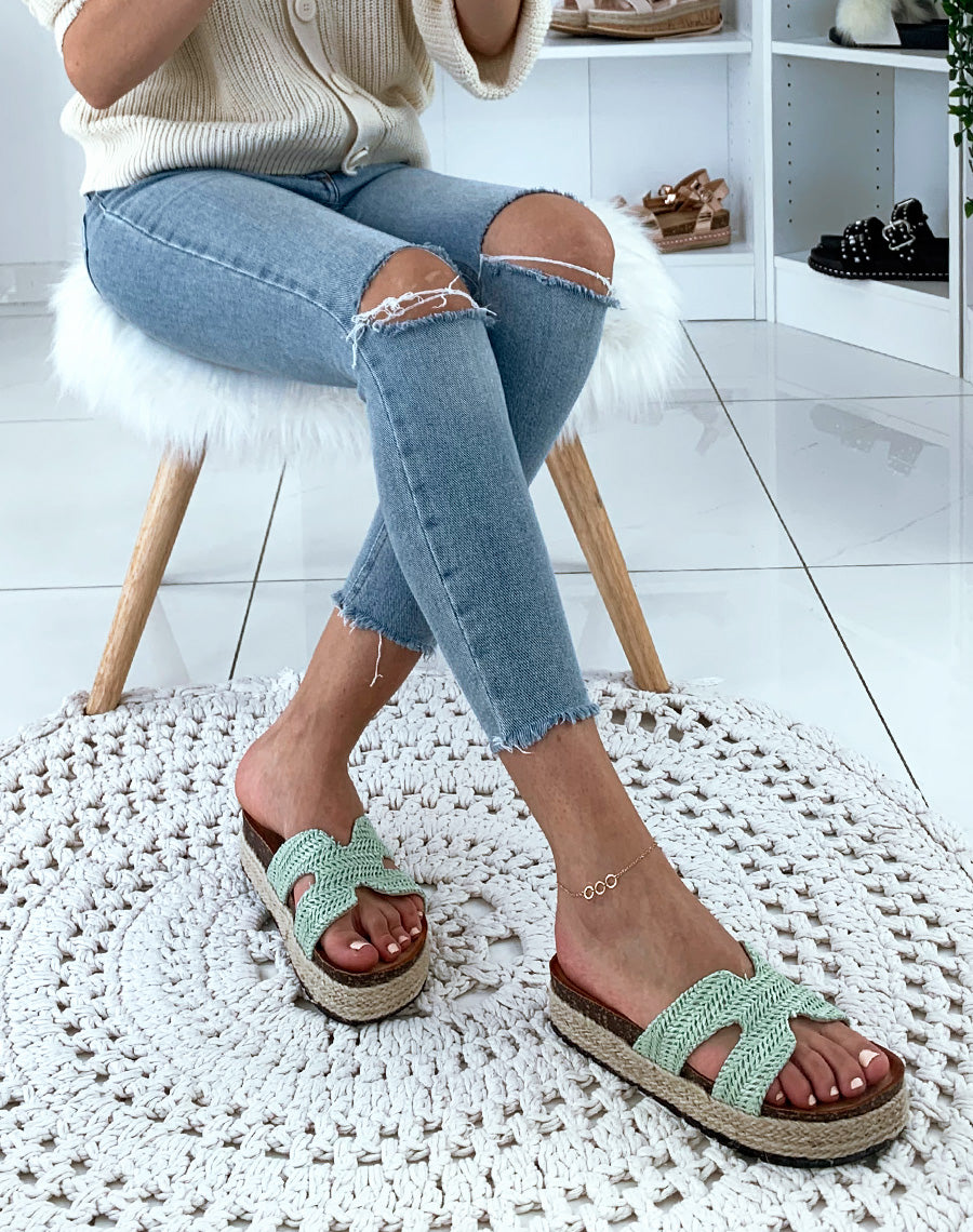 Mules vertes en raphia tressé