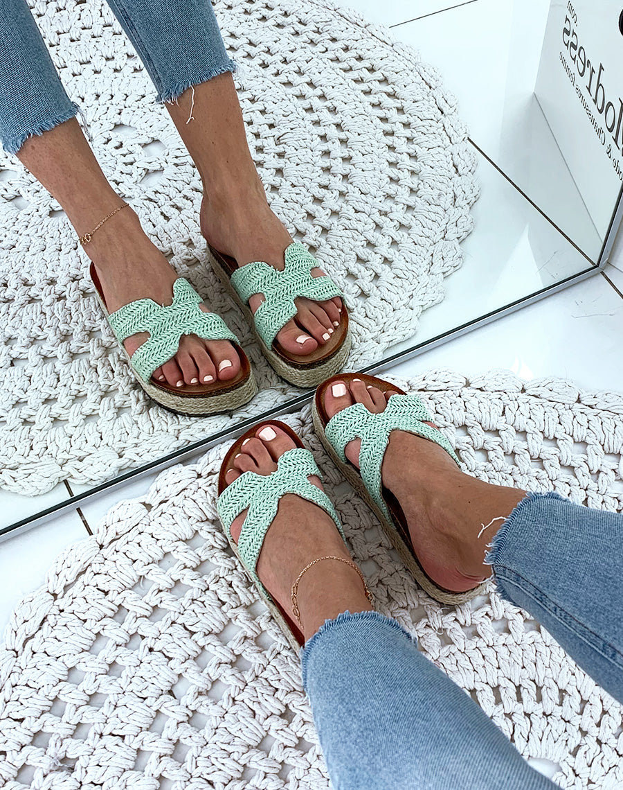 Mules vertes en raphia tressé