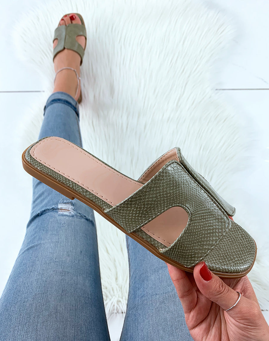 Mules vertes en similicuir effet python à large bride