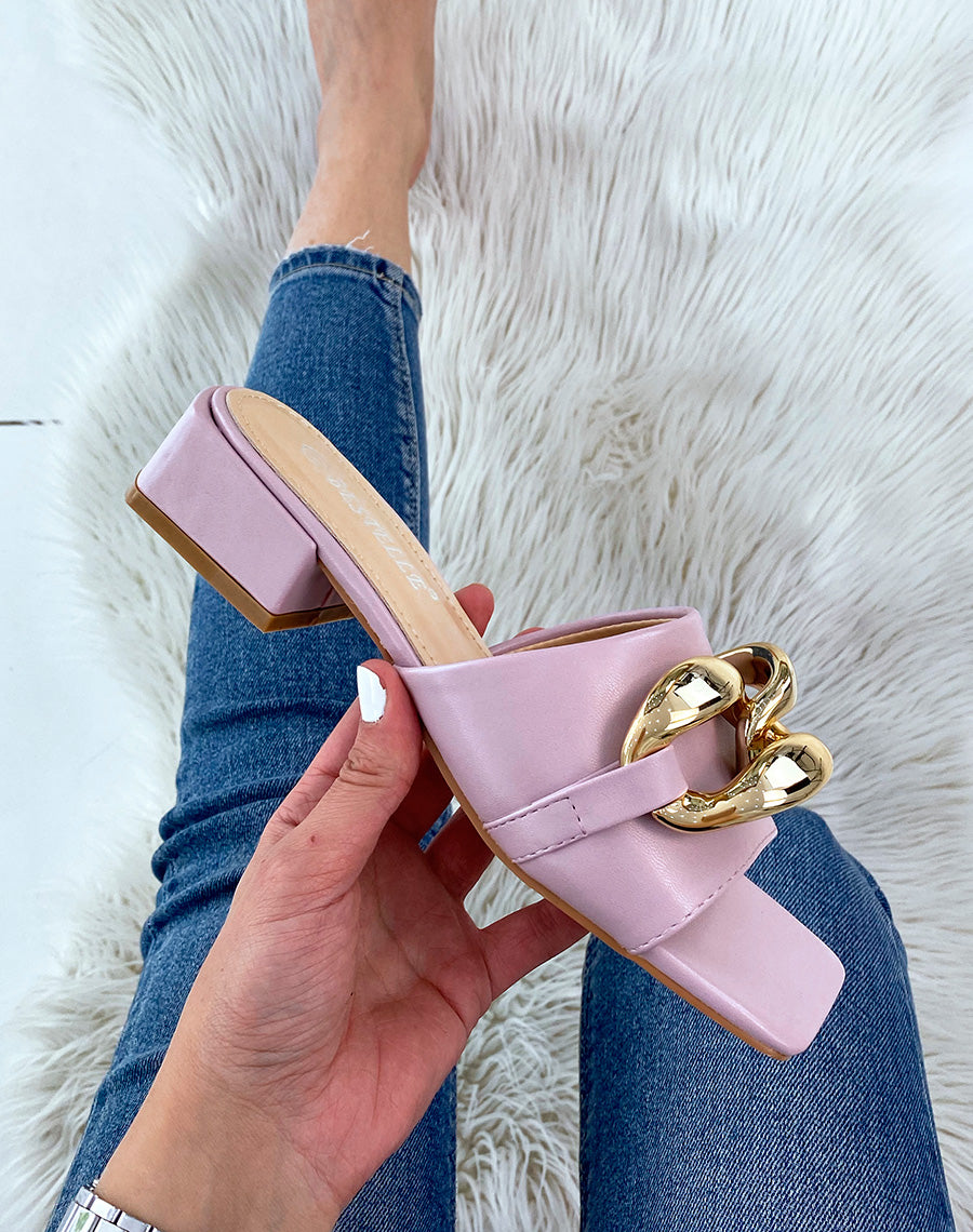 Mules violet pastel à petit talon et grosse chaîne