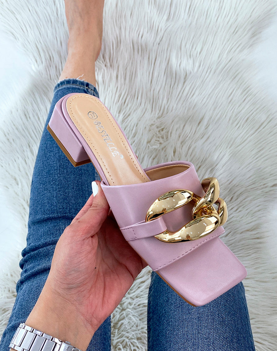 Mules violet pastel à petit talon et grosse chaîne