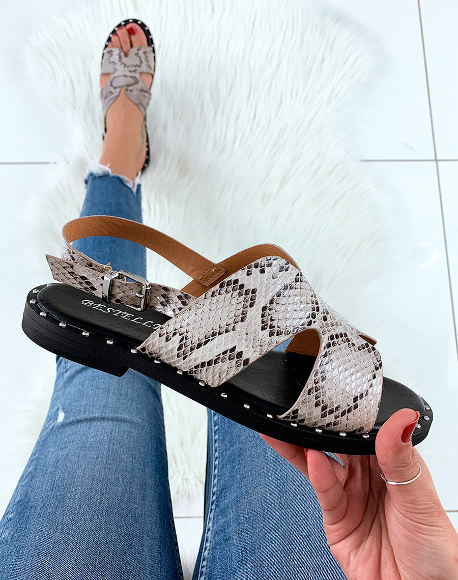 Nu-pied beige imprimé serpent à semelle cloutée