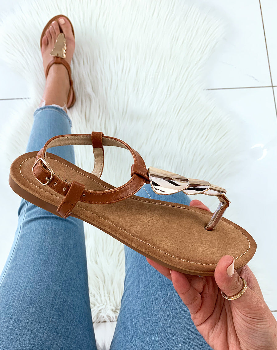 Nu-pied camel à bijoux dorée rond