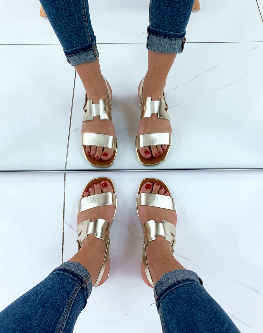 Nu-pied dorée en cuir