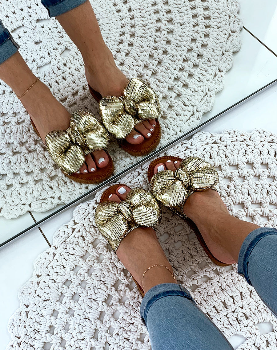 Nu-pied doré à gros nœud gonflé