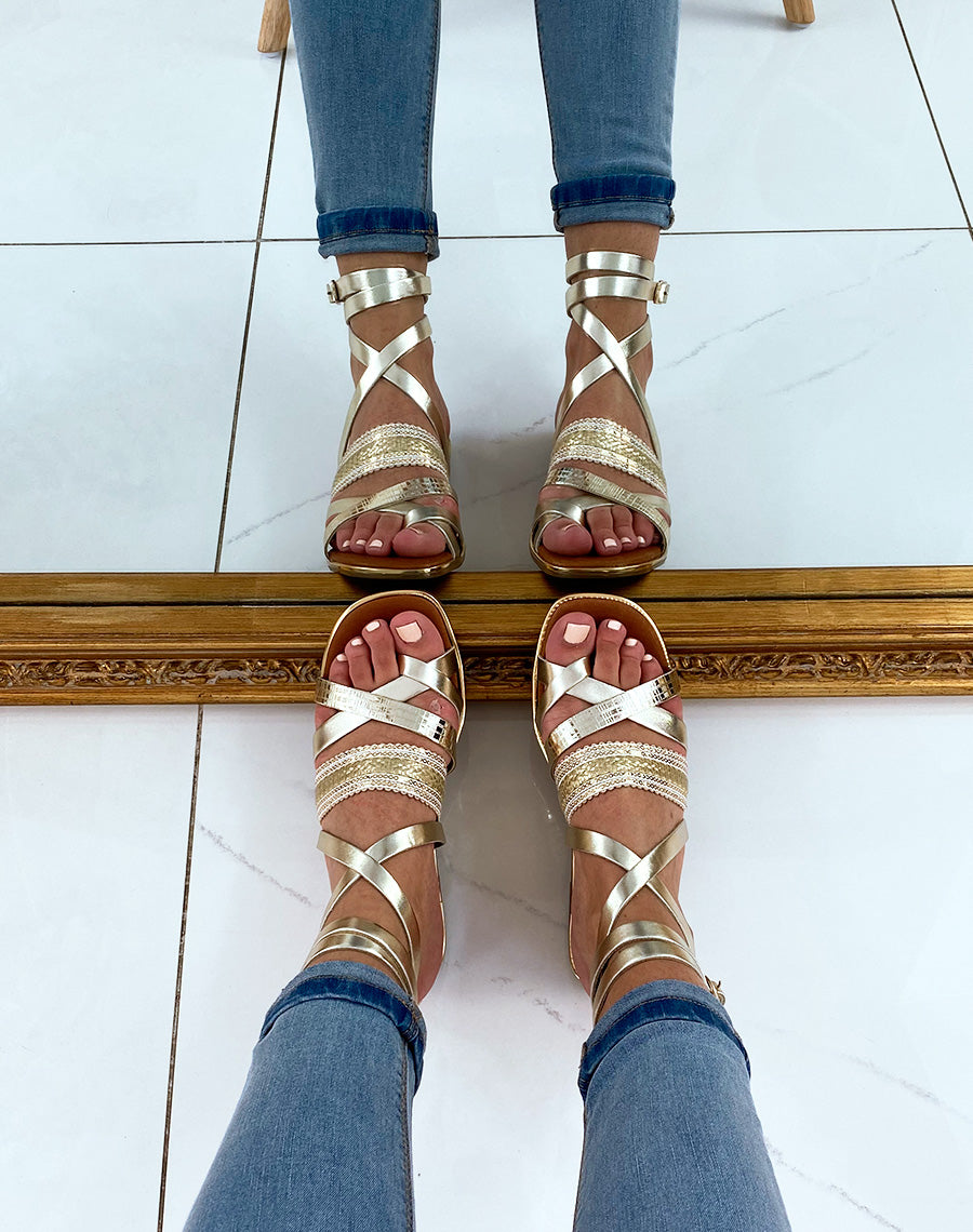 Nu-pied en cuir dorée à bride nouée