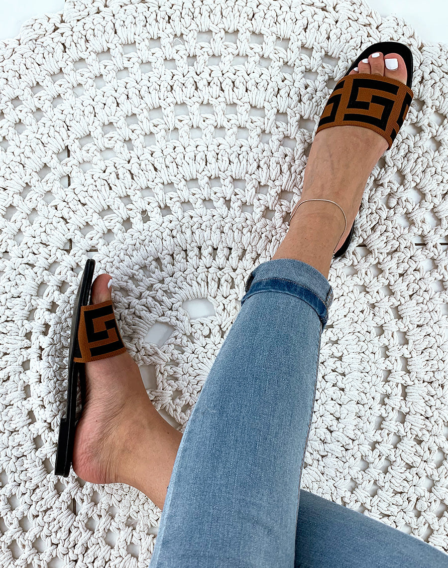 Nu-pied noir à motif sur la bride