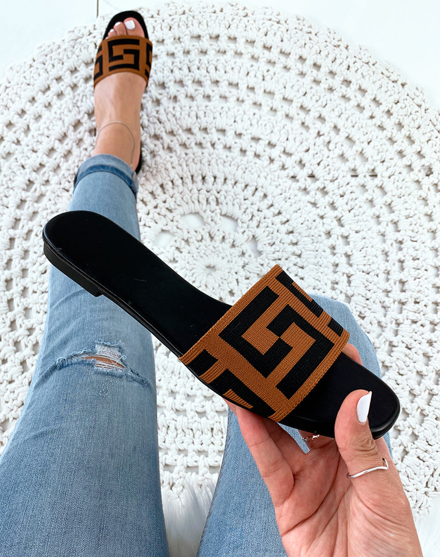 Nu-pied noir à motif sur la bride