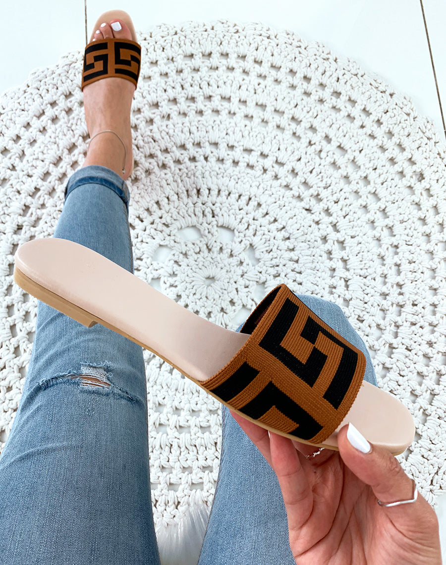 Nu-pied nude à motif sur la bride