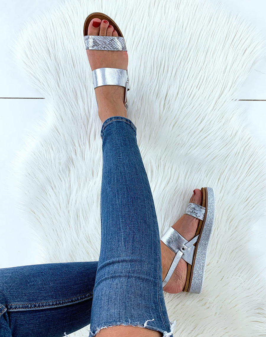 Nu-pieds argentées effet serpent