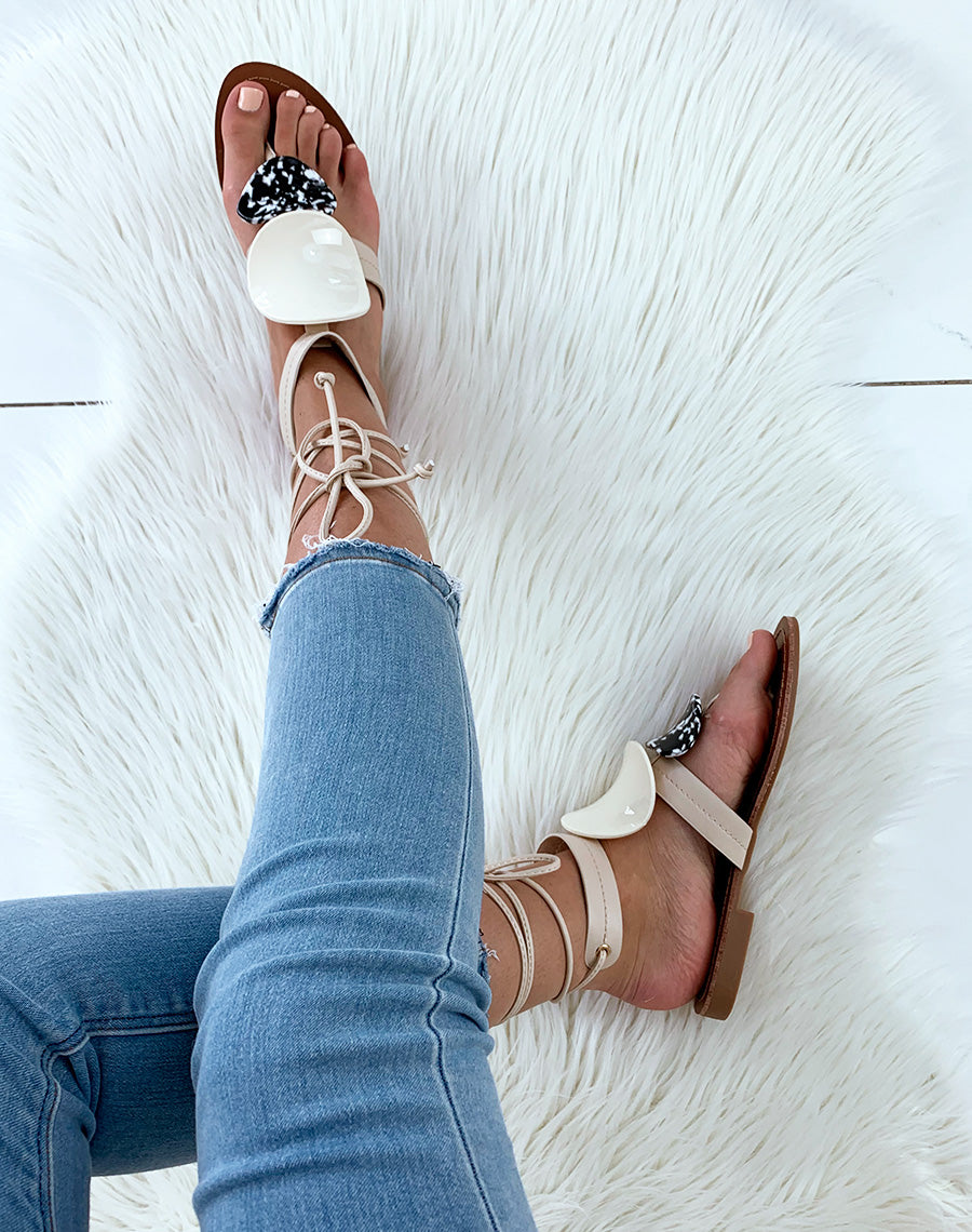 Nu-pieds beige ornés de deux empiècements à motifs