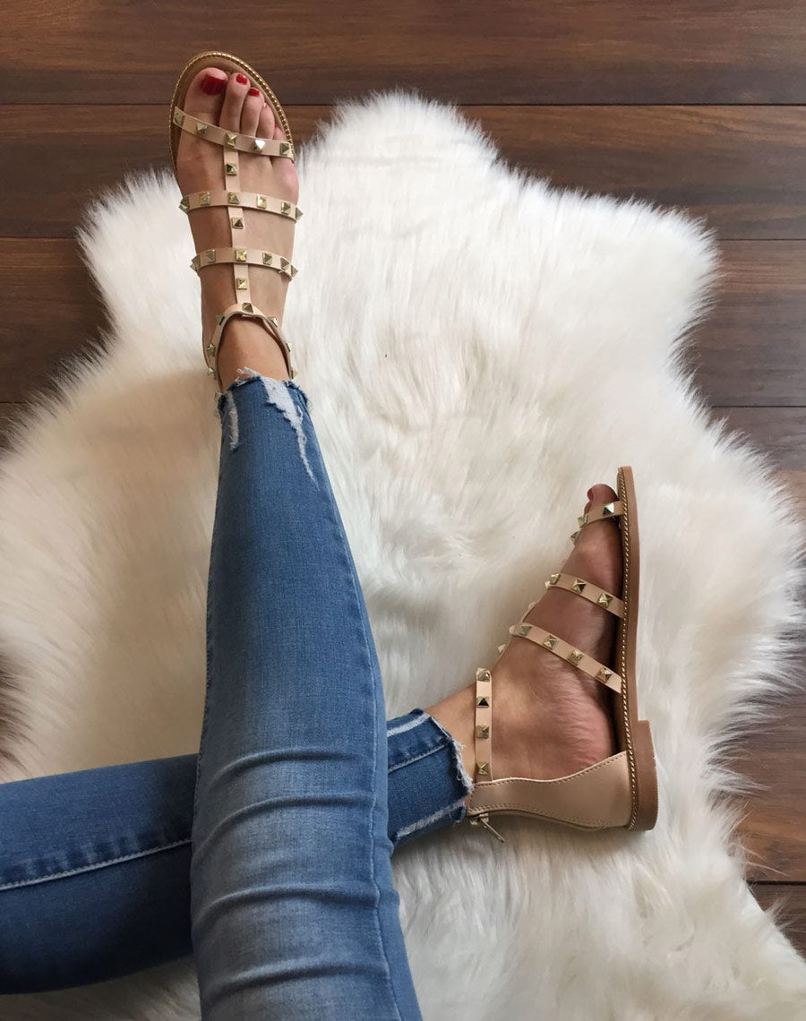 Nu-pieds beiges à brides cloutées